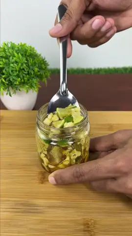 Three ingredients, one jar, simple routine: lemon, garlic, and honey. Many use it for bold flavor and a cozy morning kick. #fyp  #homeremedies #morningroutine #wellnesstips