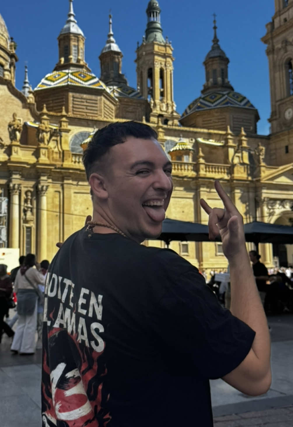 He ido a las fiestas del Pilar en Zaragoza y esto es lo primero que he hecho al llegar 😅 queréis que me quede unos días cantando por esta zona?? 🎶 Día 3/100 del reto viral cantando en la calle 👏 #freestyle #improvisacion #reggae 