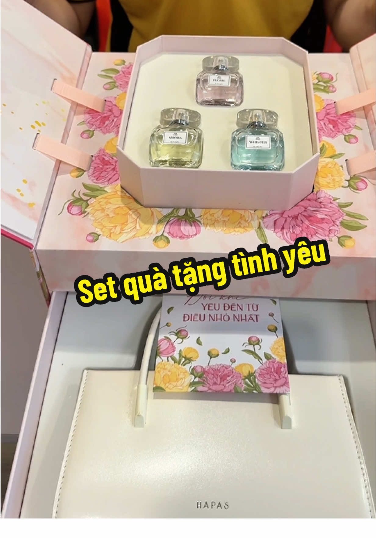 Set quà tặng yêu thương nhà HAPAS vừa có nước hoa nhiều mùi hương vừa có túi xách sang trọng gái nào cũng thích #setquatang #hapas #tuixach #xuhuong #nhanuytin88 