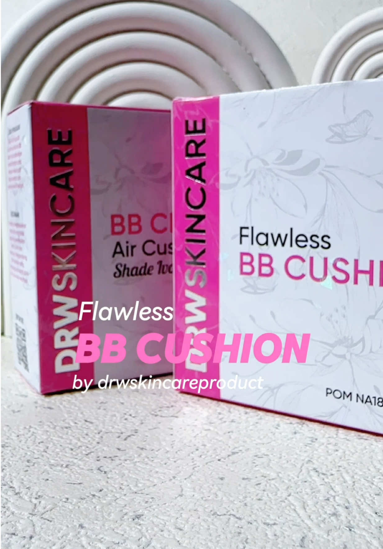 Flawless BB CREAM DRWSKINCARE ☘️ Flawless BB Cushion DRW SKINCARE bedak yang All in 1. 💧Melembutkan 💧melembabkan 💧Dan langsung bikin glowing. Keunggulan: -Menutupi area yang tidak rata, noda dan bekas sun spot dengan baik, terlihat rata sempurna -Tidak menutup pori-pori sehingga kulit tetap dapat bernapas, tidak berat di kulit -Melembabkan kulit sehingga nyaman dan tidak kaku -Menutrisi kulit -Melindungi kulit dari pengaruh sinar matahari - SPF 50 -Tahan Lama ( hingga 8 jam ), sweat proof, kontrol kilap berlebih -Shade Flawless yg glowing  -Tidak berat dan terasa ringan di kulit -Mengandung ekstrak tumbuh-tumbuhan. Ready stok  #bbcream #bbcushion #drwskincareindonesia #drwskincare #drwskincareproduct 