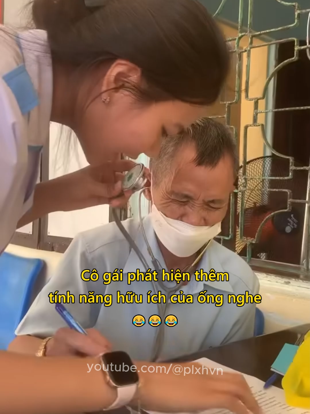 Cô gái phát hiện thêm tính năng hữu ích của ống nghe 😂 #bacsi #haihuoc #vuive #docla #plxhvn #phapluatxahoi