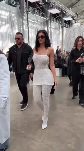 Spotted: #KylieJenner bei der #MaisonMargiela Show in Paris.👀 #ParisFashionWeek #PFE 