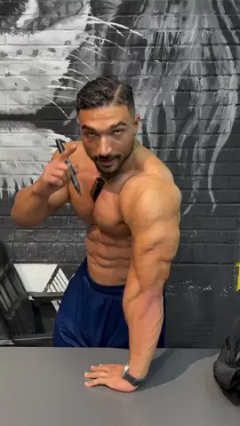 ✅پشت بازو دارای ۳ سر عضله هست که باید به خوبی تمرین داده بشه✅ . . ✅امیدوارم به دردت بخوره و ازش استفاده کنی❤️ . . ✅بارلایک و کامنت بهم انرژی میدی 🙏 . . ✅بفرست برای دوس بدنسازت اونم استفاده کنه💪🏿 . . #پشتبازو #بازو 