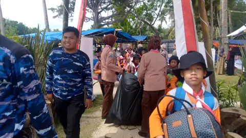 Jambore Ranting 2025 Resmi Dibuka, Forkopimcam dan Seluruh Kepala Desa Hadir Bawean, Gresik. mediabarometer.net – Sebanyak 920 peserta dari gugus depan SD dan SMP se-Kecamatan Sangkapura resmi mengikuti Jambore Ranting 2025 yang dibuka pada Sabtu (4/10/2025) di Bumi Perkemahan Pesisir Pantai Putra Jaya Tengghen Lebak. Upacara pembukaan dimulai pukul 15.00 WIB dengan suasana meriah. Hadir Forkopimcam Sangkapura, seluruh kepala desa, para pembina pramuka, serta tamu undangan yang ikut memberikan dukungan. Kamabiran Sangkapura, Kak Umar Junid, yang bertindak sebagai pembina upacara menegaskan pentingnya jambore sebagai ajang pembinaan generasi muda. > “Saya merasa bangga terlaksananya Jambore Ranting ini. Persiapannya luar biasa. Semoga Pramuka tetap menjadi idaman, sehingga para peserta siap mengikuti kegiatan dengan sebaik-baiknya,” ujarnya. Dalam kesempatan itu, Kak Umar juga menyampaikan capaian program Makan Bergizi Gratis (MBG) untuk 3.500 siswa di empat desa di Sangkapura. > “Alhamdulillah, program Bapak Presiden Prabowo sudah sampai ke Pulau Bawean dan dirasakan langsung oleh siswa-siswi kita sebagai persiapan menuju Indonesia Emas 2045,” tambahnya. Dukungan penuh juga datang dari sektor kesehatan. Kepala Puskesmas Sangkapura, drg. Saiful Umami, memastikan kesiapan tenaga medis di lokasi kegiatan. > “Kami menugaskan tiga orang perawat setiap harinya selama perkemahan berlangsung, sehingga pelayanan kesehatan peserta dan panitia bisa terjamin,” tegasnya. Sementara itu, Ketua Kwarran Sangkapura, Kak Nurhan Jamil, mengaku kagum atas antusiasme peserta dan pembina. > “Luar biasa sekali. Antusiasme para pembina dan adik-adik sangat tinggi. Semoga kegiatan seperti ini terus berjalan dan semakin meningkat kualitasnya,” ucapnya. Ia berharap jambore dapat membentuk kemandirian, kebersamaan, dan jiwa kepemimpinan generasi muda. Kehadiran ribuan peserta juga memberi dampak ekonomi positif bagi warga sekitar. Kepala Dusun Tanjunganyar, Saifuddin, mengaku perekonomian warganya ikut terdorong. > “Kami bangga dusun kami menjadi lokasi perkemahan. Kehadiran peserta dan tamu undangan membuat UMKM kami lebih lancar,” ungkapnya. Jambore Ranting 2025 dijadwalkan berlangsung selama empat hari, 4–7 Oktober 2025, dengan mengusung tema “Menguatkan Semangat Kepemimpinan dan Persaudaraan di Bumi Perkemahan Pesisir.” ( A.latif )