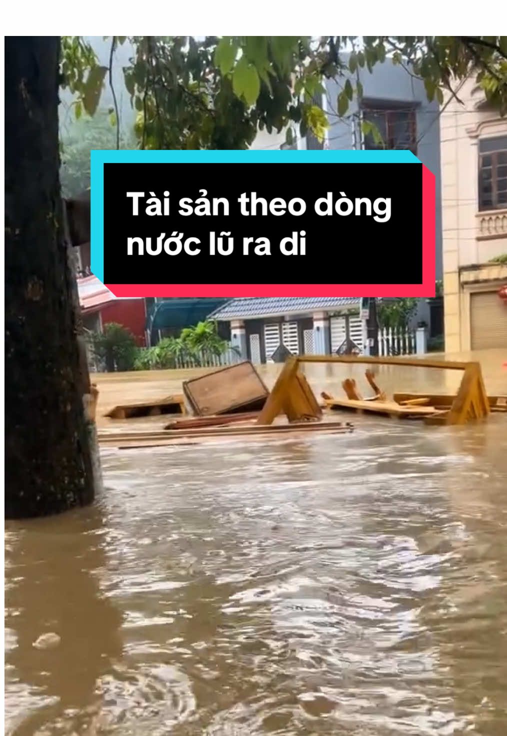 Bao nhiêu tài sản theo dòng nước lũ ra đi. #trungtamhonghot #viral #tiktok #fyp #shorts 