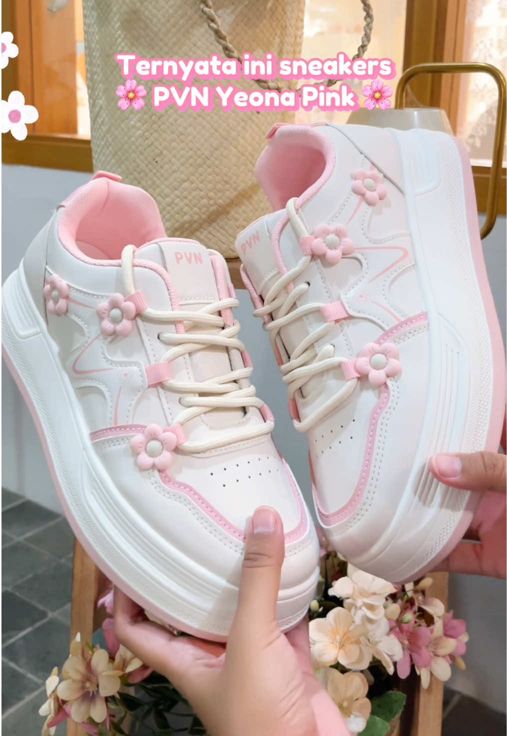 Sepatu ada bunganya? cantik banget ya Yeona 💖 #spillpvn #pvnyeona #pvn #sepatulucu  