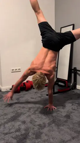 #calisthenics #hspu #onearm #handstand #balance 