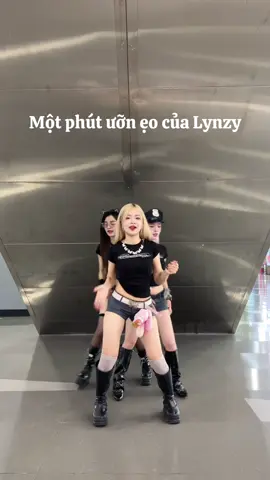 Vi là vi na hau @LynZy @Lùn mà cháy 🔥 #sandy4198 #viral #xuhuong #danceriktokviral 