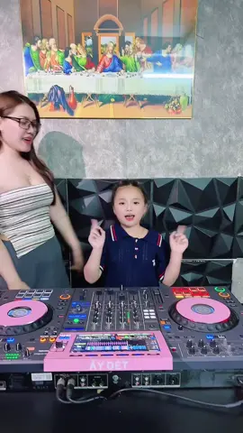 Mẹ trân làm đúng 2 bài bã thích bã phái kakak nhảy quá nhảy rồi 