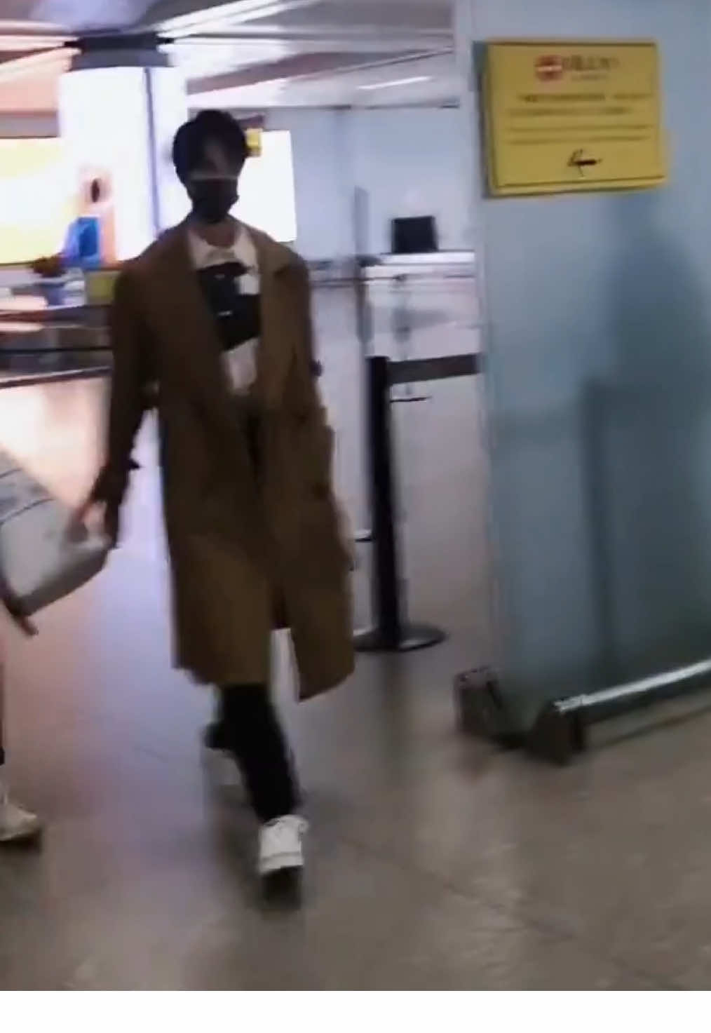 Weighed down by cares and worn by trials, yet to your fans you remain ever tender and true.🥺🥺🥺😭😭💔💔 心事重重的你，已经遭受太多，还是依旧日对粉丝们很温柔很真诚。🥺🥺🥺😭😭💔💔