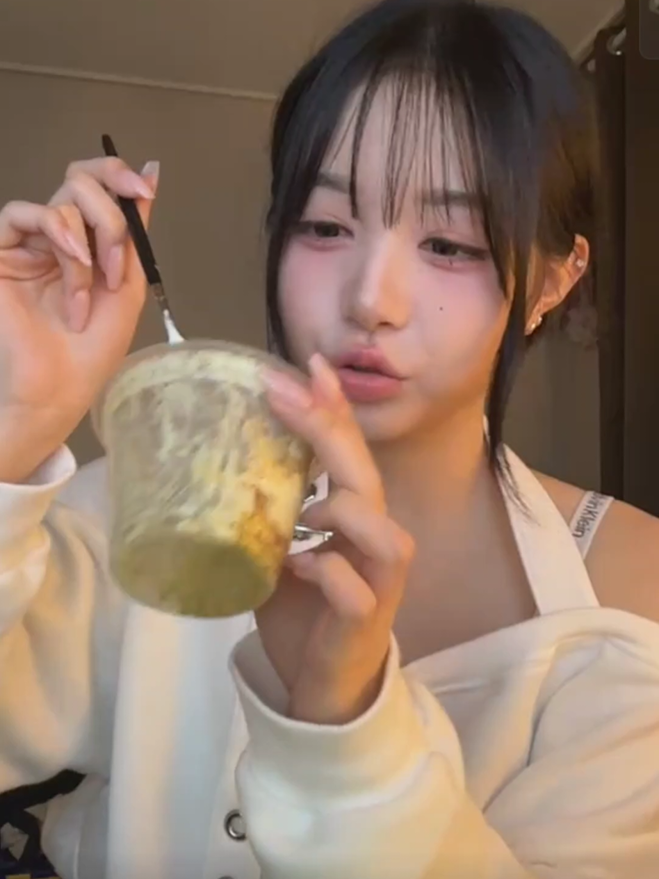 Kim Chaewon #tripleS #트리플에스 #kimchaewontriples #chaewontriples #cosmolive 