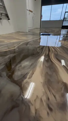 Así hicimos este piso metálicos con los colores escogido por nuestro cliente. Somos Epoxy 239 disponible en todo el@sur de Florida #epoxy239 #garageepoxy #epoxyflake #epoxymetalico #graciasDios 