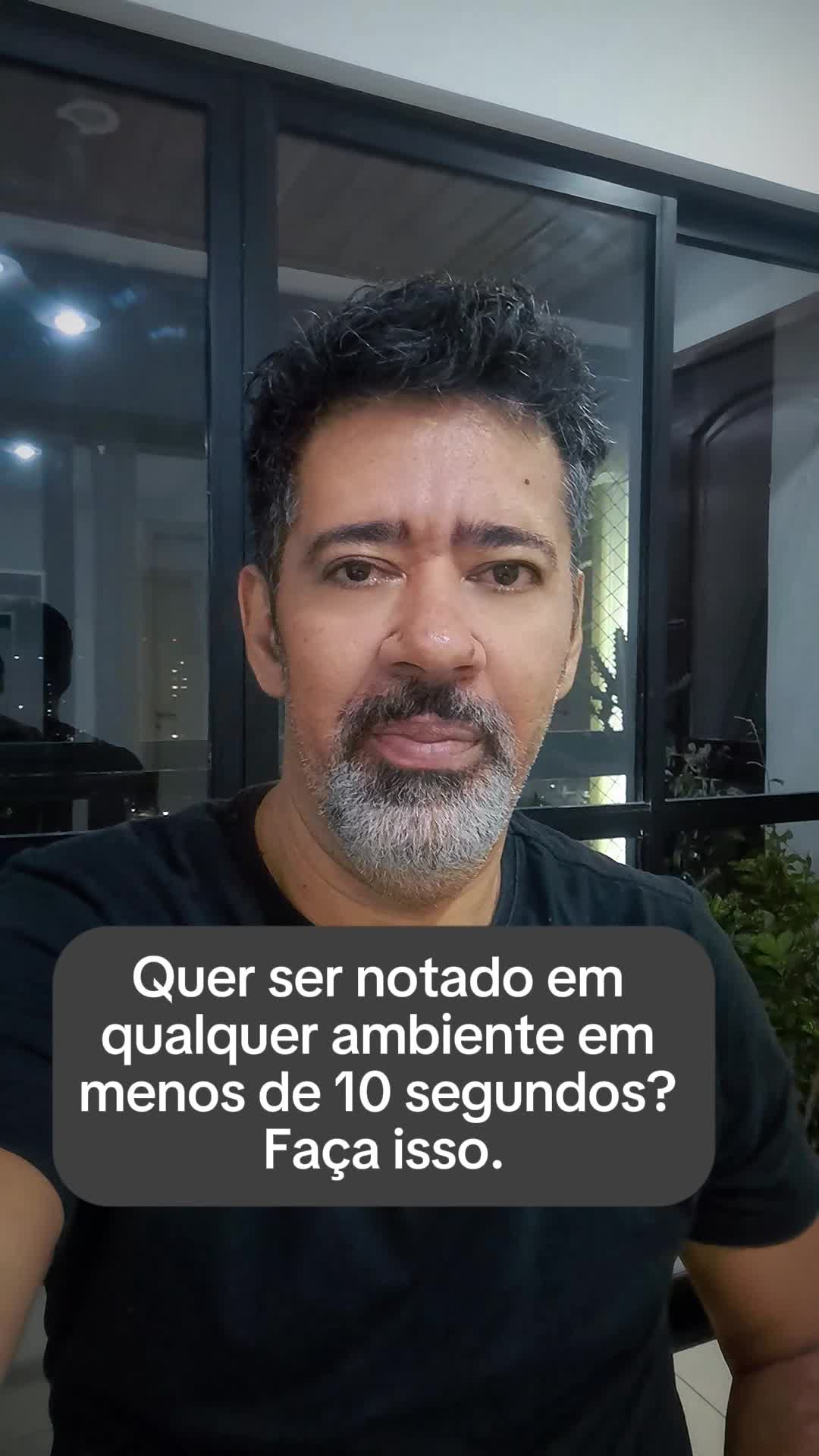 Atenção não se pede, se conquista. Essas 8 atitudes simples mudam sua presença em qualquer ambiente — e fazem as pessoas prestarem atenção em você sem esforço. 🔑 8 atitudes que aumentam instantaneamente sua presença 1️⃣ Entre com postura firme 👉 Ombros alinhados, olhar erguido e passos decididos. Antes mesmo de abrir a boca, sua linguagem corporal já transmite autoridade. 2️⃣ Use um sorriso estratégico 👉 Um leve sorriso no rosto gera proximidade, mas sem perder a firmeza. É sinal de confiança, não de insegurança. 3️⃣ Adicione um detalhe marcante ao visual 👉 Pode ser uma cor ousada, um acessório diferente ou algo que fuja do comum. Pequenos pontos de destaque atraem olhares. 4️⃣ Escolha um aroma que fale por você 👉 Perfume discreto, mas memorável. O olfato cria conexão e te torna inesquecível. 5️⃣ Controle seus gestos 👉 Movimentos calmos e bem dosados passam segurança. Quem domina o corpo transmite liderança. 6️⃣ Fale em ritmo cadenciado 👉 Voz firme e pausada gera impacto. Não é volume, é presença. 7️⃣ Quebre o esperado 👉 Faça uma pergunta incomum ou traga um comentário fora do óbvio. Isso surpreende e prende a atenção. 8️⃣ Use o ambiente ao seu favor 👉 Encoste sutilmente em uma cadeira ou mesa ao passar. Mostra que você ocupa o espaço com naturalidade e confiança. #PresençaDeImpacto #ComunicaçãoDeAutoridade #PosturaQueAtrai #SejaNotado #FaleComConfiança