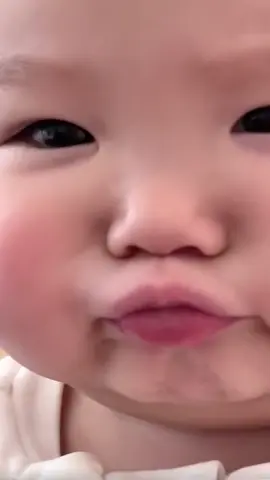 Trời nóng quá thì vào đây xem con làm mưa cô chú ơi 🥰#baby #embe 