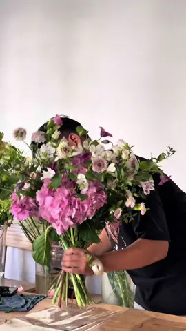 Một khu vườn bồng bềnh như mây  Còn tôi vẫn đang hơi suyyyy 🥲 #thohoatrongngo #hoatuoihanoi #tiemhoahanoi #hoa #hoaxinh 