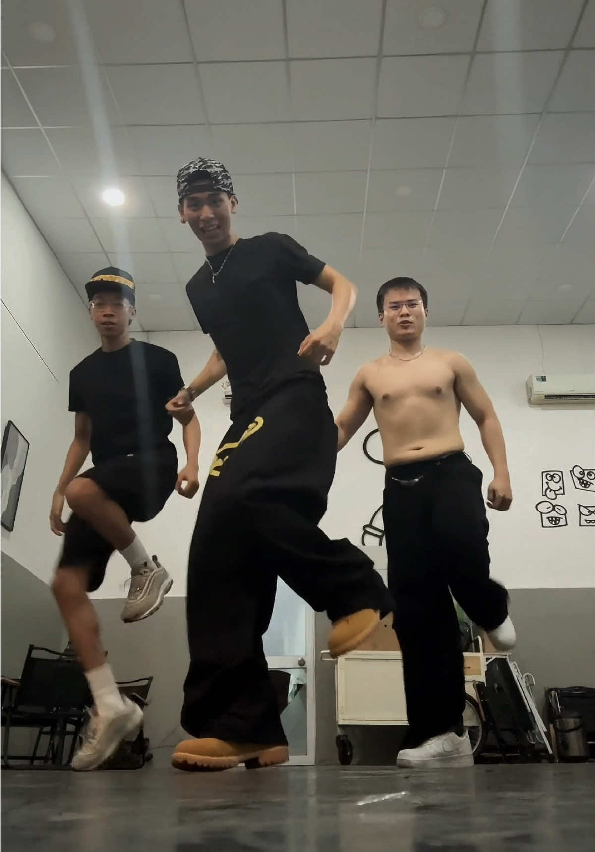 k ghi tên sếp thì nhảy nhạc sếp 🗿 dc: we @Justin BieTrí @koi.duong_ #fyp #trendingdance #buongdoitaynhaurasontungmtp 