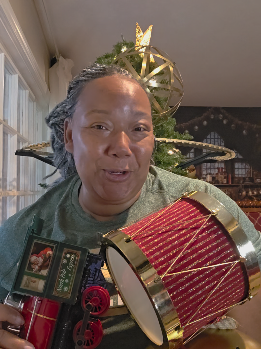 Christmas Decoration Hack! #christmaswithflavor #kitchenatcoleymanor #ChristmasDIY 