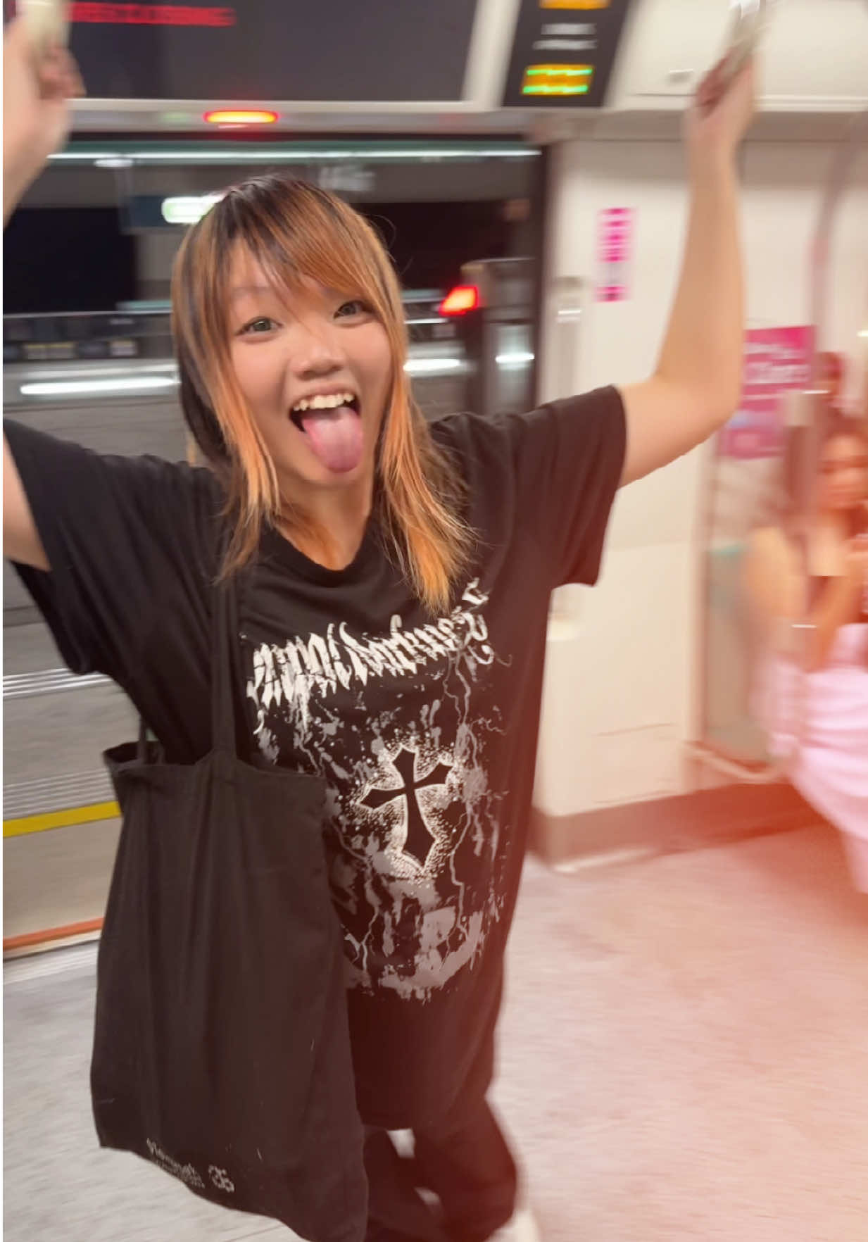 First singaporean to ever swing in the mrt to jane remover #janeremover #singapore #funny #siaolang #xiasuey the funniest man in singapore singapore smrt sg xs xiasuey siaolang mrt walao084 fyp sg ug fans niche 