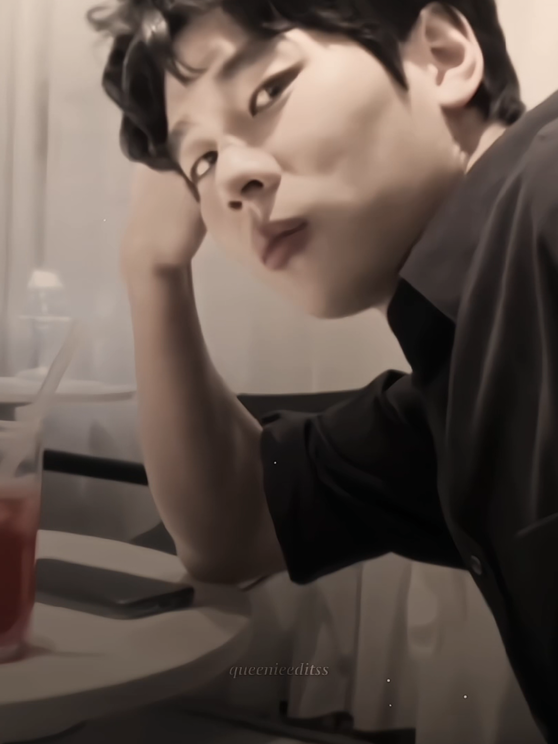 why choose one when u can have both😛 @퀴니 queen @🍋‍🟩Hyunwoo현우🍋‍🟩 @한 Haan 🧸🍃 • #limqueenie #hyunwoo #queenieeditss #tiktoklive #fyp 