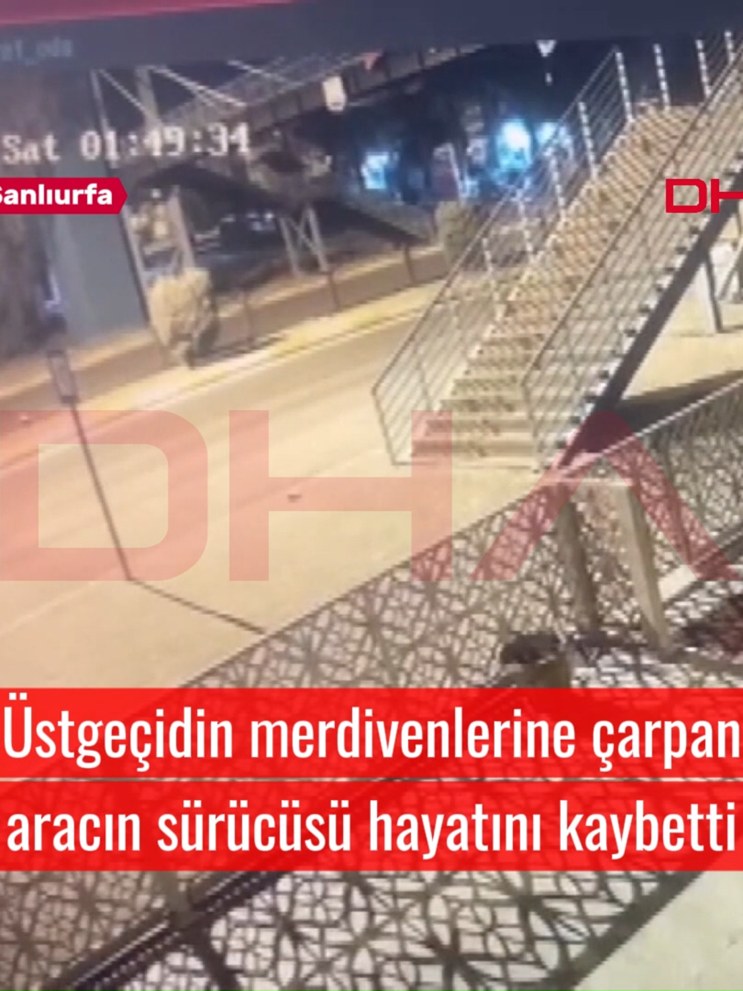 Otomobilin üst geçit merdivenlerine çarptığı kaza kamerada; 1 kişi hayatını kaybetti Şanlıurfa'da otomobilin üst geçidin merdivenlerine çarptığı kazada sürücü Şiyar Yıldız (22), hayatını kaybetti. Kaza, bir iş yerinin güvenlik kamerasına yansıdı. Ali LEYLAK/ŞANLIURFA, (DHA) #DHA #haber #kaza #üstgeçit #merdiven #çarptı #hayatınıkaybetti #Şanlıurfa