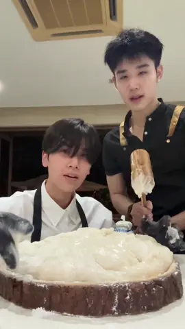 Mochi fail ? ถึงจะสะดุดแต่ก็ไม่หยุด เพราะขนมเปี๊ยะโมจิเราอร่อยมาก ยืดดดด นุ่ม หนึบหนึบ แต่ไม่เหนียว 🤏🏻 Navori ขนมเปี๊ยะ Mochi รสชาติละมุนลิ้น 🍡 มันม่วงโมจิ 🍠 – หวานละมุน เนื้อนุ่มกำลังดี เผือกโมจิ 🟣 – หอมมันละมุนละไม เต็มรสเผือกเน้น ๆ งาดำโมจิ 🌾⚫️ – กลมกล่อม หอมมัน กัดไปเจอความนัวทุกคำ #NAVORI #NAVORIBKK #NAVORIMOCHICOLLECTION