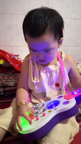 Cô chú vô phân xử giùm thử cây đàn nào xịn hơn ạ🤣