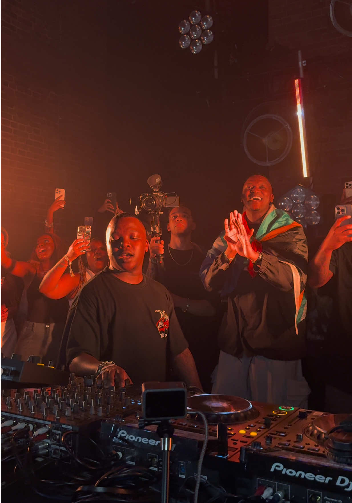 When Dlala Thukzin dropped Uzizwa Kanjan into IPlan 😮‍💨🔥 Even Oscar Mbo was excited!  @🅤🅝🅒🅛🅔 🅓🅛🅐🅛🅐     🥷🏽 @Oscar Mbo  #dlalathukzin #md25 #satiktok🇿🇦 #3step #msanzitiktok 
