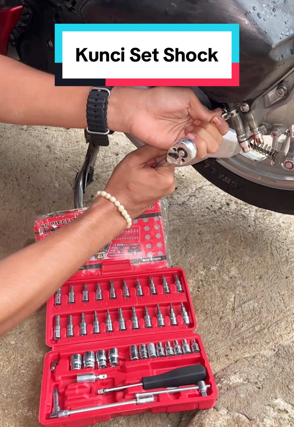 Kunci shock set kaya gini udah pasti kepake banget sih dirumah, Udah lengkap ada 46pcs tools nya. Cek buruan dikeranjang kiri bawah #toolsset #kuncishock #kuncikuncimekanik #kuncisocketmultifungsi #wibgajian 