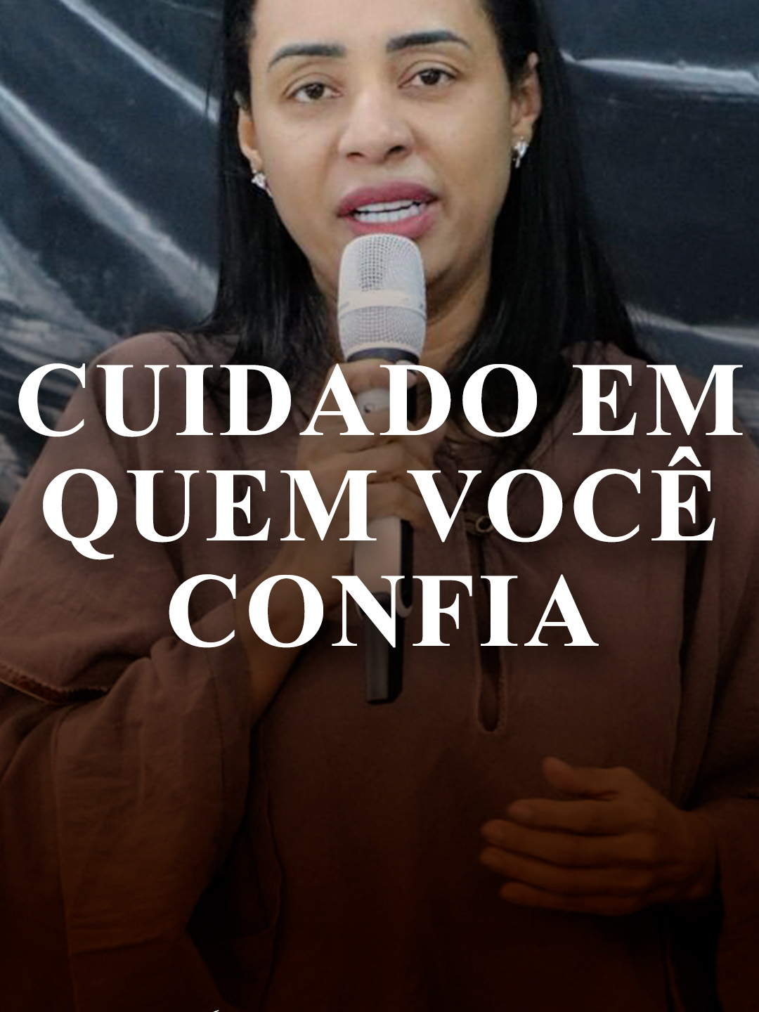 “Recomendo, irmãos, que tomem cuidado com aqueles que causam divisões e põem obstáculos ao ensino que vocês têm recebido. Afastem-se deles. Pois essas pessoas não estão servindo a Cristo, nosso Senhor, mas a seus próprios apetites. Mediante palavras suaves e bajulação, enganam o coração dos ingênuos”. Romanos 16:17-18 Keila Hadassa          Mensageira da Luz - Missionária        (34) 99282-9177