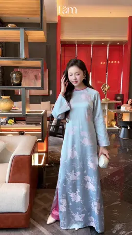 Hồng Dao Xanh mang đến vẻ đẹp thanh tân, dịu dàng mà kiêu sa. Sắc xanh trầm mặc, gợi nhắc nét đoan trang cổ điển, đồng thời tỏa ra thần thái tươi mới của người phụ nữ đương đại. Nổi bật trên nền lụa gấm Liễu Châu óng ánh, từng họa tiết hoa ẩn hiện như vẽ nên khung cảnh mờ ảo, nơi thời gian ngừng lại để giữ trọn một vẻ đẹp thanh tao. #tambythuong #aodai