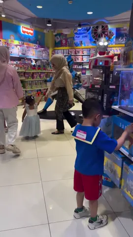 Asik beli mainan #rayyanzamalikahmad #ranaimamalikaraudhiaandara #rayyanza #lily 