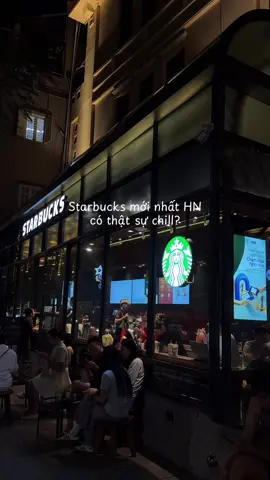 Starbucks mới mở ở Hà Nội hot ghê.  Mình đến vào buổi tối nên cũng không quá đông. Vì thời tiết Hà Nội  hôm nay hơi nóng nên mình chọn ngồi trong nhà và kết quả là không ngồi lâu được :(. Không gian trong nhà khá nhỏ và ít ghế. Chắc mình sẽ quay lại đây vào 1 ngày mát mẻ hơn. #reviewcaphehanoi #starbuckshanoi #reviewstarbucks 