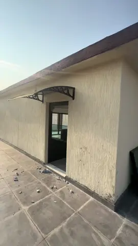 Auvent signifie un abri ou une avancée au-dessus d’une porte ou fenêtre pour protéger de la pluie et du soleil. Auvent #ProtectionSolaire #mmalu #Aluminium #DesignModerne #MaisonElegante #qualité #afrcantiktok 