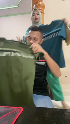 Kaos 100 ribu meurumpok 4 boh 😍😍 cek keranjang kuning 