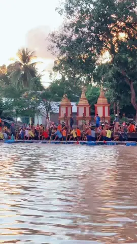 Tập dợt của đội đua ghe ngo 