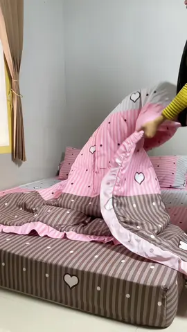 tempat ternyaman adalah rumah pastikan rumah itu nyaman dan salah satu nya aku pilih set seprei dari liora ini selain harganya murah udah lengkap 1 set dan bahanya beneran selembut dan seadem itu #setsepreibedcover #bedcoverset #bedcoveraesthetic 