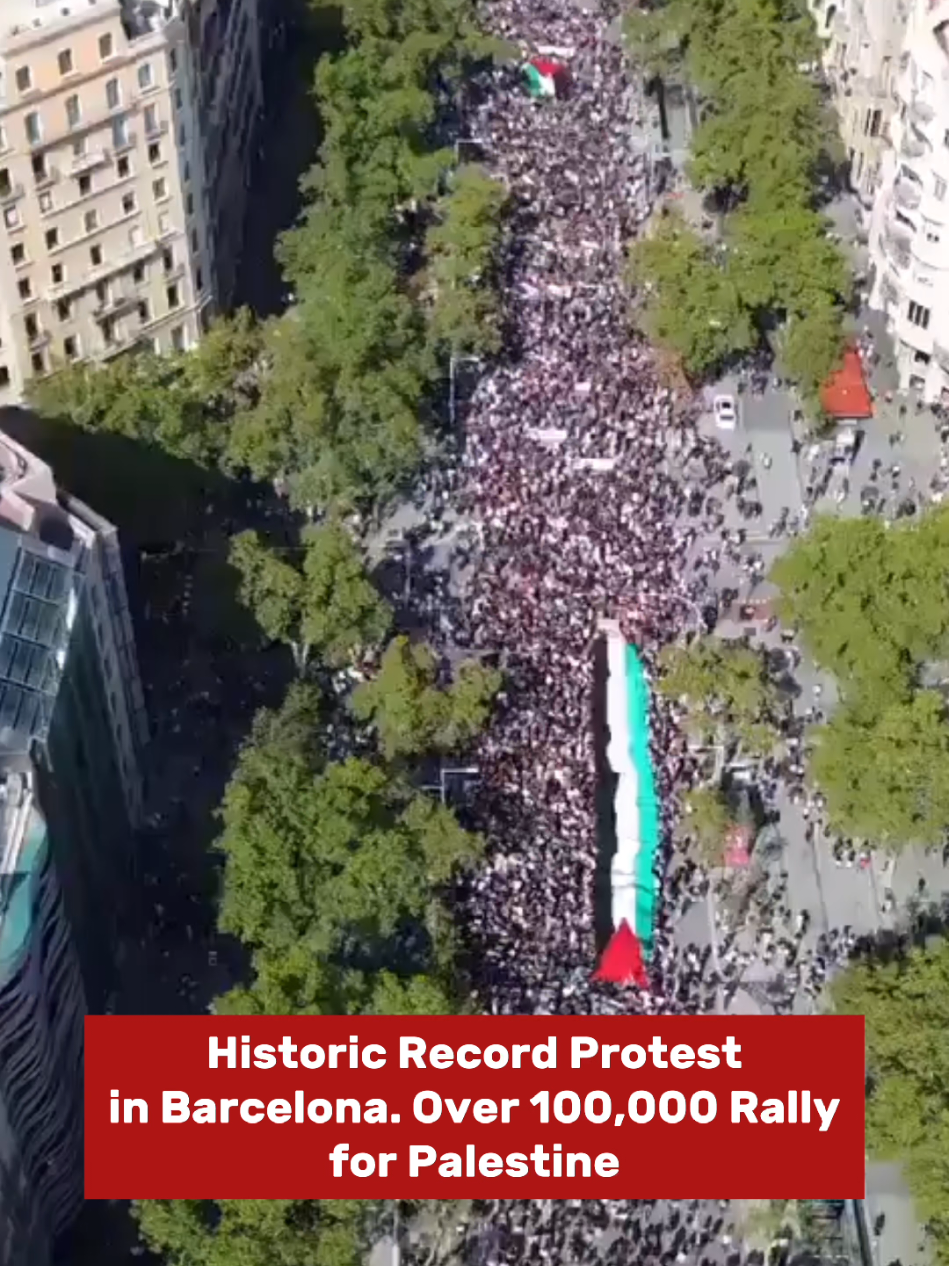 Over 100,000 are protesting for Palestine in Barcelona. #Barcelona #solidairty 