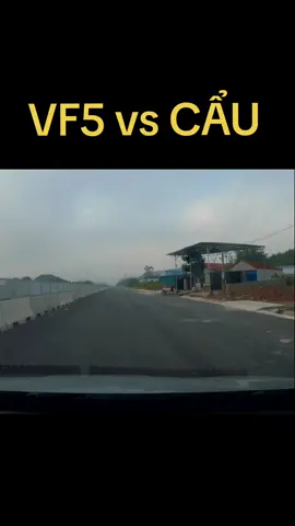 Vin vs Cẩu Cẩu thì chạy Vin phải cẩu vào hãng :)) #vin #vf5
