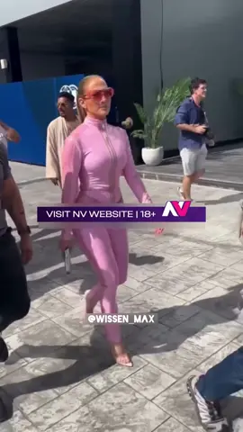 Jennifer Lopez mit 56 Jahren und sieht aus wie 30 😱💃 Ihre Geheimnisse: superintensives Training, strikte Ernährung und perfekter Schlaf 💪🥗🛌 Willst du wissen, wie sie so energiegeladen bleibt? Schau dir das Video an! 🔥 #jenniferlopez #antiaging #motivation #fakten 
