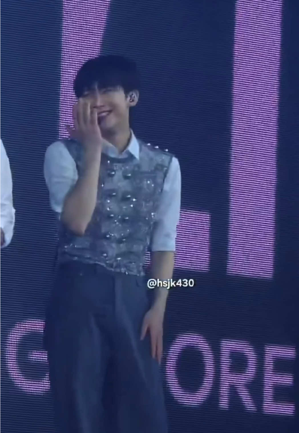 wait why did sunoo laugh like that?? and why were the members looking at sunoo when it was ni-ki’s turn to say his ment ??? 🤨 #enhypen #heeseung #sunoo #heesun #fyp