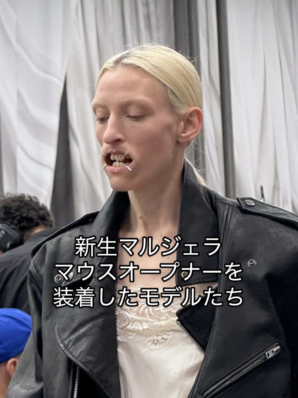 #GlennMarten 率いる#MaisonMargiela ウィメンズRTWデビューショー。モデル全員の口もとには、4本ステッチをかたどったマウスオープナーが装着。  #PFW #vogueコレ 