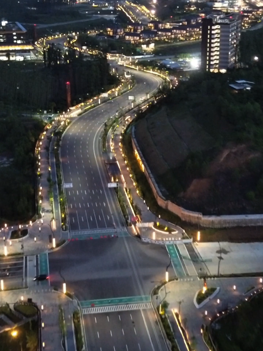 Seperti ini indahnya suasana menjelang malam hari dikawasan Jalan Sumbu Barat IKN.   #ikn #jalansumbubarat #ibukotanusantara 