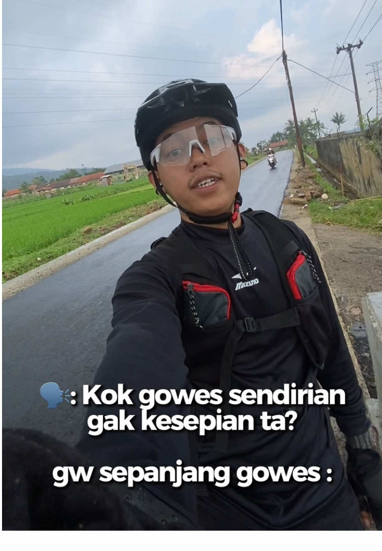 “Sendirian tapi rame sendiri, yang penting gowes tetep asik 🚴‍♂️🎶” #SepedaanSantai #GowesAsik #TipisTipis #DoyanKelayapan #AnakGowes 