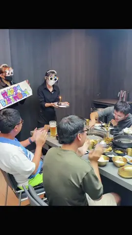 親愛的【王先生】和您的家人朋友，感謝您們選擇紅桧燒肉與我們一同度過這個特別的日子。 祝您生日快樂／週年快樂，未來每一天都能如同今天一樣充滿美好與喜悅。 紅桧團隊期待再次為您服務，繼續陪伴您創造更多珍貴回憶。