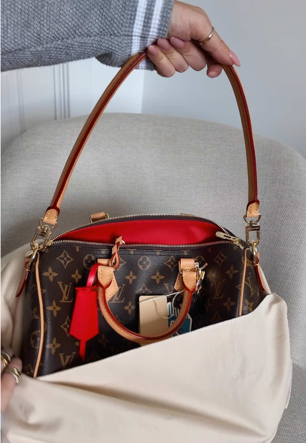 She’s a dream 😍 I’ve had my eye on the new Speedy Soft 30’s for a while and I’m in loveeee! I went with Speedy Soft 30 Crafty. The inside is a leather so it’s more relaxed than the traditional speedy. Also, the rolled leather shoulder strap is *chefs kiss* 🤍 #newbag #unboxing #speedy30 #fallbag #louisvuitton 