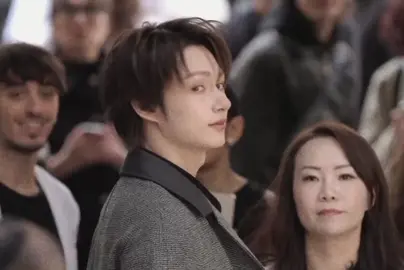 THAT DAMN SMILE!!! 😭🩷 #parisfashionweek #JUNxMaisonMargiela #MaisonMargielaSS26 #文俊辉 #wenjunhui @Maison Margiela @SEVENTEEN 