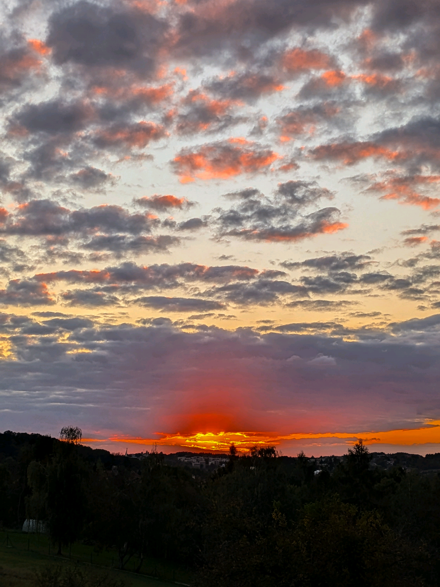 sometimes all you need is to look up the clouds remind you that nothing stays the same the sunsets show you that endings can be beautiful and the sky teaches you that there’s always more beyond what you can see 💫