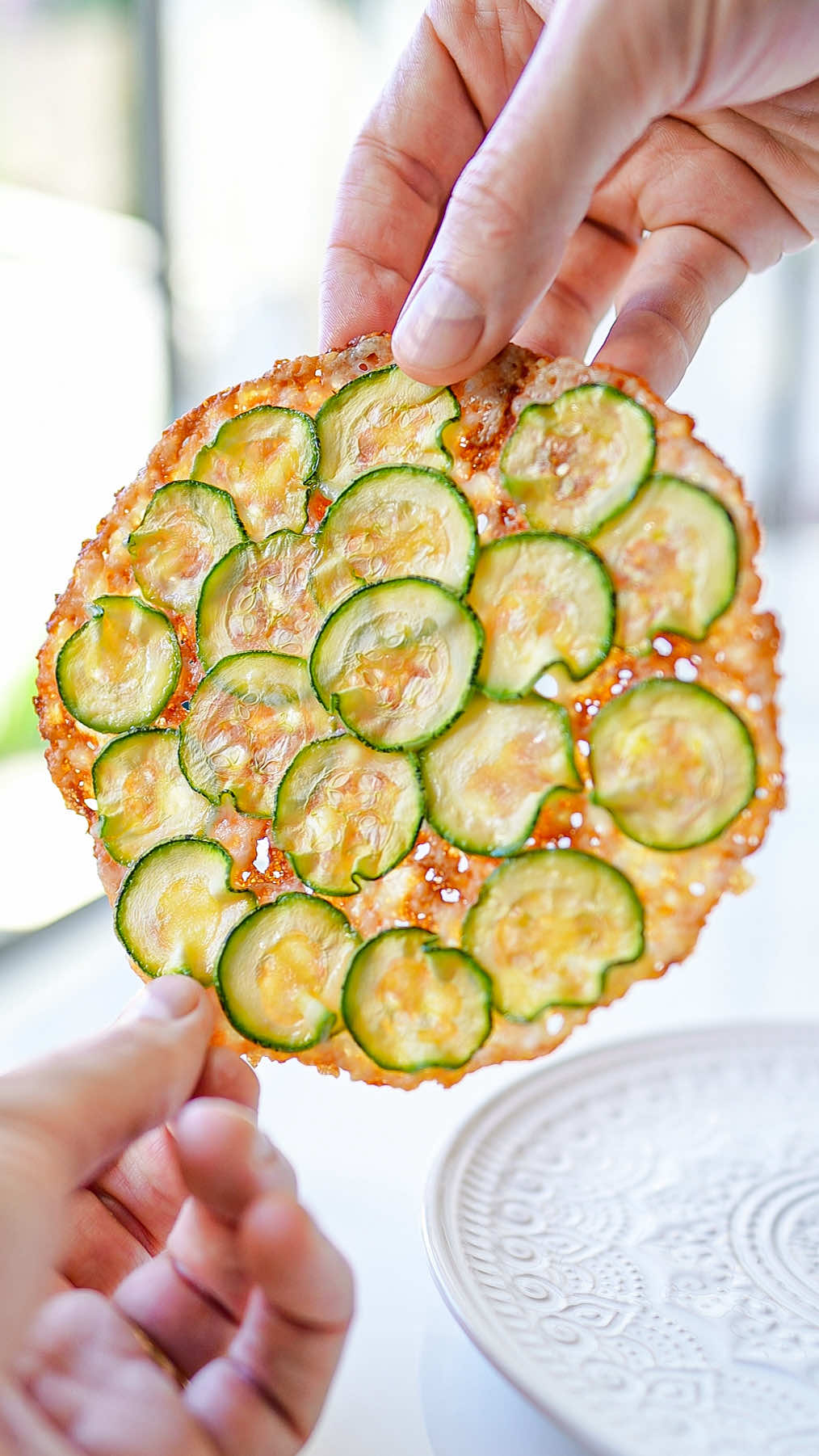 Receita e informações nutricionais👇 Essa receita precisa de um nome…  Como você chamaria? Wrap lowcarb de abobrinha? Crepe sem farinha?  … ou outra coisa? 📌 Salve essa receita para não perder. 👯‍♀️ Envie para um amigo que precisa desse desafio. Testei essa receita hoje e ela já virou a nova favorita por alguns motivos: ✅ é low carb ✅ é sem glúten ✅ é rica em proteínas ✅ é muito gostosa! Guarda esse video para não perder a receita!  Ingredientes do “wrap de abobrinha” (usei uma frigideira de 15cm) 40g de mussarela (120 calorias) 1/3 de abobrinha fatiada bem fininha Ingredientes do recheio 100g de frango cozido (170 calorias) 30g de creme de ricota (45 calorias) Páprica e salsinha picada a gosto No total esse lanche fica com menos de 350 calorias e mais de 25g de proteína. 🎬 Siga o passo a passo do vídeo para preparar. Marque aqui nos comentários o “@“ aqui nos comentários👇 #receitalowcarb #lowcarb #receitafacil #tiktokreceita #bettoauge 