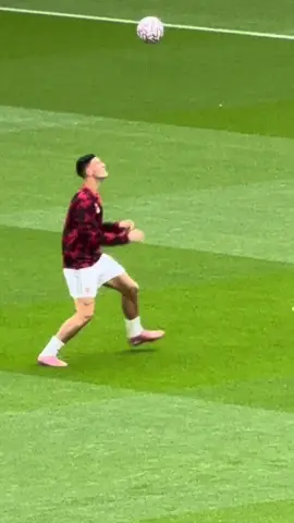 Benjamin Šeško with the silky skills prematch before the game against Sunderland at Old Trafford #manchesterunited #manutd #mufc #sesko #oldtrafford 