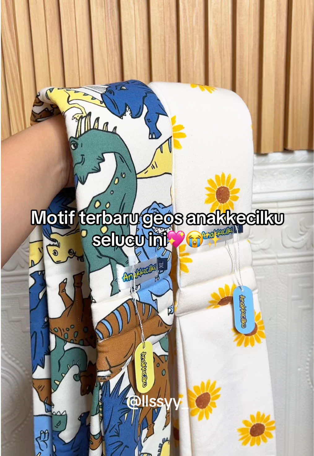 ‼️Buruan bun checkout di showcase (Anakkecilku gendongan bayi instan)‼️ geos instan motif anakkecilku ini bahannya emang mantul udah lembut terus premium dan udah bisa dipakai dari newborn juga yaa👶🏻✨ Cara pilih size gendongan bisa  komen bb moms di bawah, nanti aku bantu pilihin sizenya💖✨ @Anakkecilku  ##gendonganbayi #gendonganmshape #gendonganinstan #fyp #perlengkapanbayi 